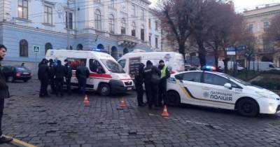 В центре Черновцов патрульные сбили женщину, которая перебегала дорогу (4 фото)