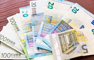 Все больше белорусов хранят деньги в валюте и наличными