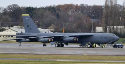У американского стратегического бомбардировщика B-52 в полете отказал двигатель