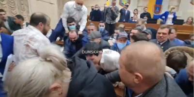 В Одесском облсовете снова произошла массовая драка, у депутата от ОПЗЖ подозрение на перелом руки — видео