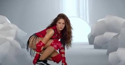 Шакира в топе и трусиках погоняла на скейтборде в новом клипе с Black Eyed Peas