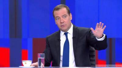 Медведев назвал безнравственными обвинения РФ в дезинформации о COVID-19