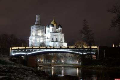 Новогоднее украшение моста в Пскове: проект и реальность