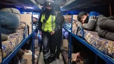 Автобус-гостиницу, оборудованный двухъярусными кроватями, задержали в Атырау
