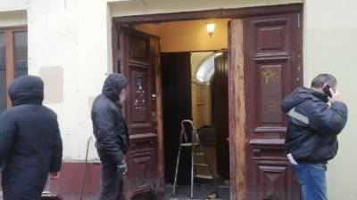 Активисты не дали убрать старинные двери из дома в Центральном районе - piter.tv - Санкт-Петербург - район Центральный, Санкт-Петербург