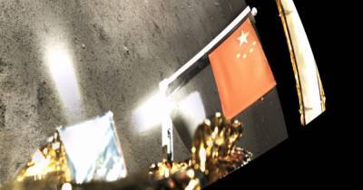 Китай водрузил флаг на Луне (ФОТО)