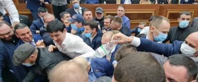 В Одессе депутаты облсовета под крики "Янукович!" и "Юле волю" устроили драку: поломана техника, есть раненая