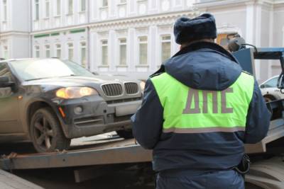 Несколько автомобилей эвакуировали из зоны платной парковки в центре Петербурге