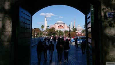 Россиянки лишились 60 тыс. рублей из-за прогулки по Стамбулу без масок