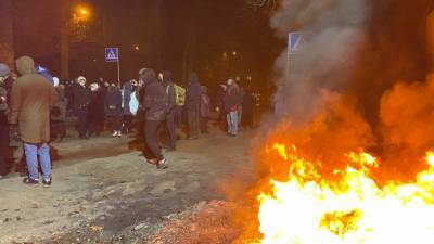 На улицах Киева протестующие жгут шины