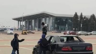 В Харькове маленькие озорники разбили бревном Mercedes – видео