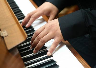 В Праге на Влтаве сыграет пианист и выступят танцоры