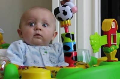 74 миллиона просмотров: реакция малыша на мамин насморк удивила Сеть. ВИДЕО