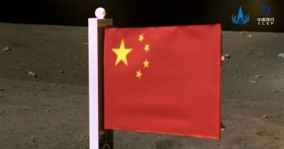 Впервые: Китай поднял на Луне национальный флаг