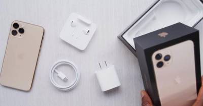 Apple могут заставить вернуть зарядку в коробку с iPhone