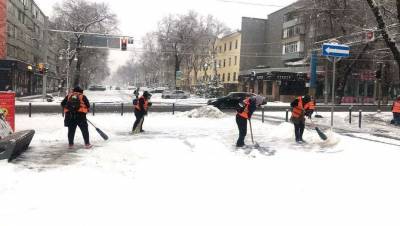 В Алматы в уборке снега задействованы 1119 дорожных рабочих. Они используют 574 единицы спецтехники