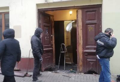 Неравнодушный петербуржец не позволил выломать исторические двери в доме на Некрасова