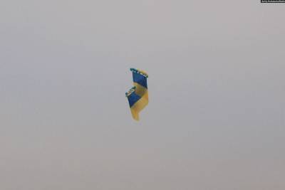 Украинские волонтеры решили поддержать крымчан 20-метровым флагом Украины на воздушных шариках