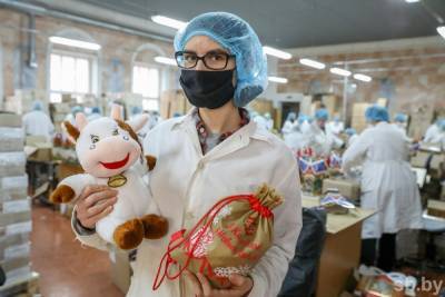 Репортаж с новогодним настроением: посмотрите, как комплектуют сладкие подарки на кондитерской фабрике