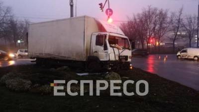 В Киеве Mercedes столкнулся с грузовиком