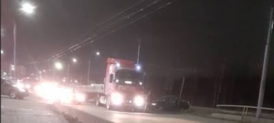 Легковой автомобиль врезался в фуру в Петрозаводске (ФОТО)