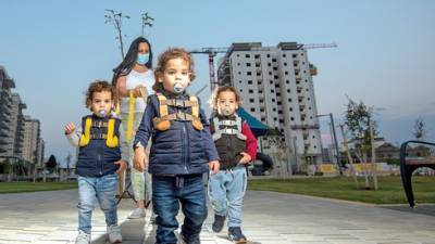 Новая мода в Израиле: детей выгуливают на поводке