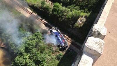В Бразилии автобус с пасажирами рухнул с моста: десятки жертв и раненых