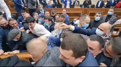 Первое заседание в Одесском облсовете превратилось в побоище: пострадали нардеп и полицейский