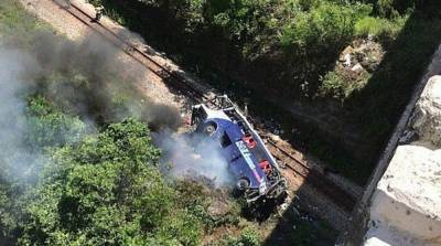 В Бразилии туристический автобус слетел с моста, есть жертвы