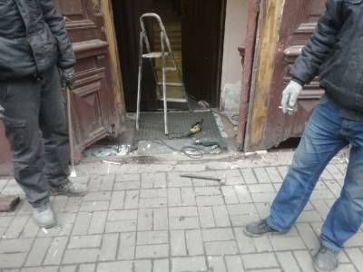 Жители Центрального района отстояли историческую дверь