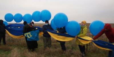 Волонтеры запустили в небо над оккупированным Крымом флаг Украины — фото