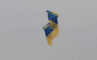 В честь ВСУ: Над Крымом запустили 20-метровый флаг Украины