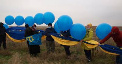 "Демонстрируем поддержку": волонтеры запустили 20-метровый флаг Украины над Крымом (фото)