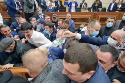 На сессии Одесского облсовета произошла драка с пострадавшими. Видео