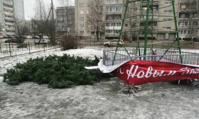 Неизвестные вандалы разобрали елку на детской площадке в Петрозаводске
