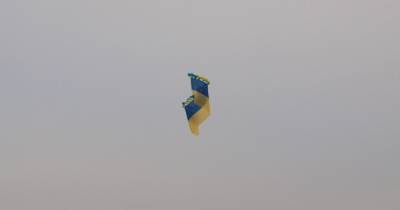 Волонтеры запустили 20-метровый флаг Украины над Крымом (ФОТО)