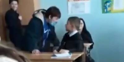 Уборщица дала пощечину школьнику на глазах у детей, учительница бросилась разнимать, видео: "Ты сопля"