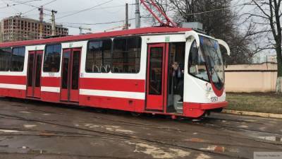 Сошедший с рельсов трамвай сбил дорожный знак в Барнауле