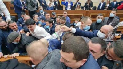 В Одессе депутаты облсовета устроили массовую драку во время заседания