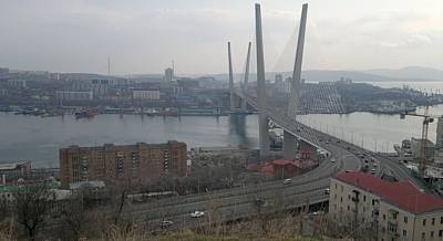 Промышленные альпинисты начали очистку ото льда моста через Золотой Рог во Владивостоке