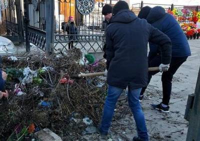 Соцсети: в Рязани люди оказались заблокированы на кладбище из-за мусора