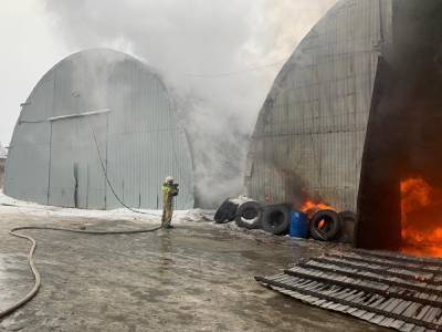 В Среднеуральске загорелся ангар с дизельным топливом