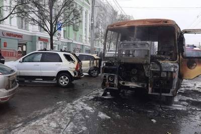 В Челябинске из-за горящей маршрутки пострадали три припаркованных автомобиля