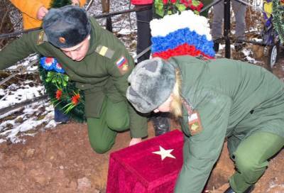 В деревне под Лугой солдата Красной армии похоронили рядом с его семьей