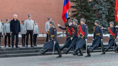 Собянин возложил цветы к Могиле Неизвестного солдата и к памятнику Жукову