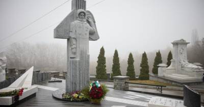 На годовщину приземления: в Киеве открыли памятник Леониду Каденюку (ФОТО)