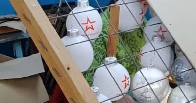 Под Киевом фабрика елочных украшений делала игрушки с логотипом армии России на заказ РФ