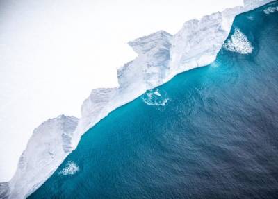 В Сети появились впечатляющие фото гигантского айсберга, который дрейфует через Атлантику