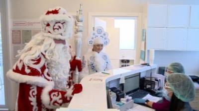 Дед Мороз и Снегурочка с антителами рассказали о хороводе с веревочкой для малышей
