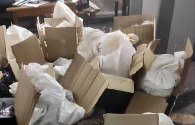 Почти 300 килограммов янтаря замаскировали под одежду: детали неудачной попытки контрабанды